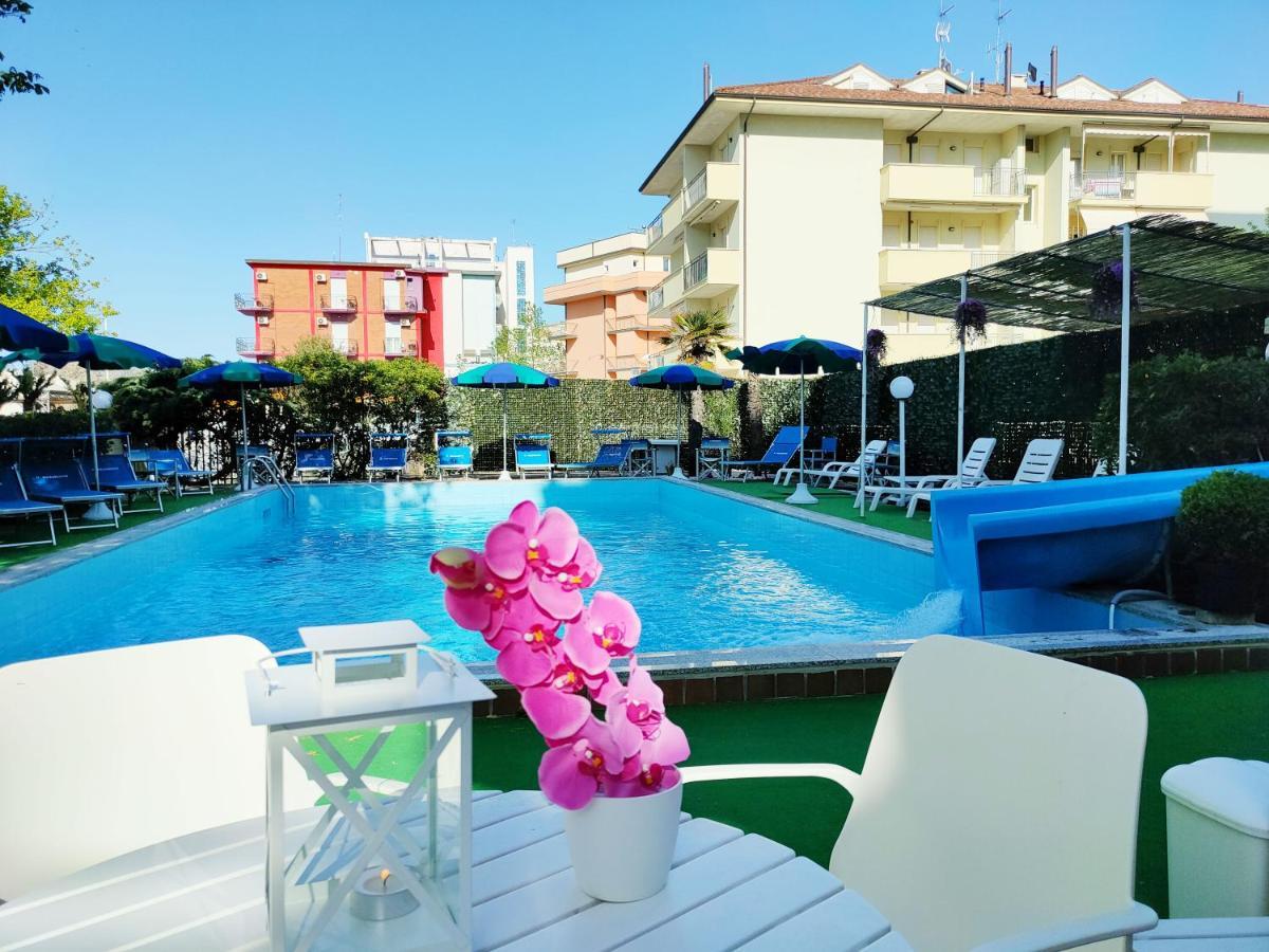 Club Hotel Residence Чезенатико Экстерьер фото