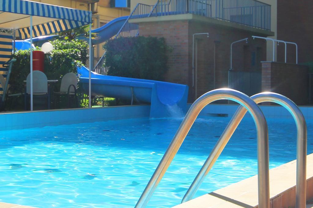 Club Hotel Residence Чезенатико Экстерьер фото