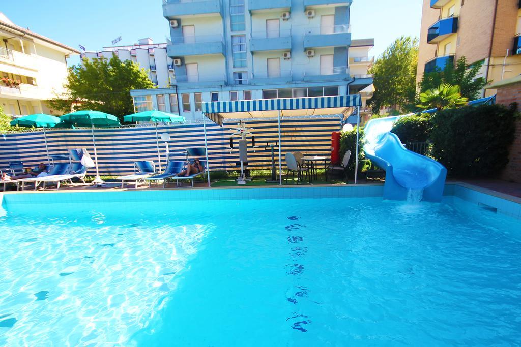 Club Hotel Residence Чезенатико Экстерьер фото