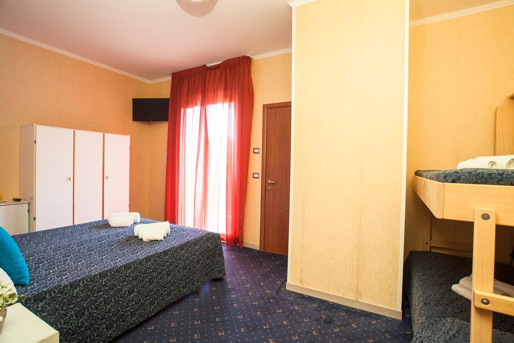 Club Hotel Residence Чезенатико Экстерьер фото